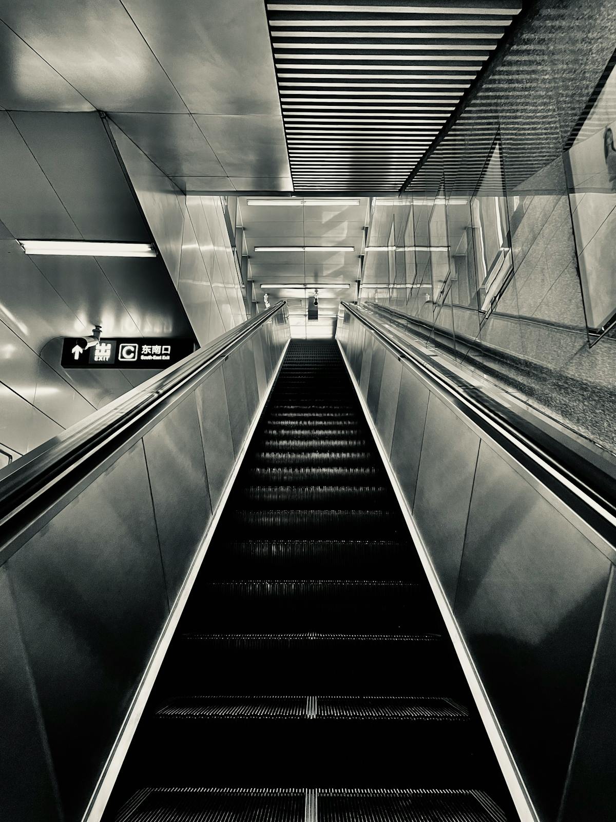 Modern Escalator - ARPRO Professional Expertise